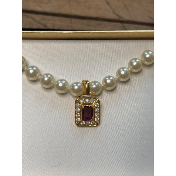 Elegant Pearl Necklace With Gold-Plated violet Pendant & Rhinestones - Picture 3 of 6